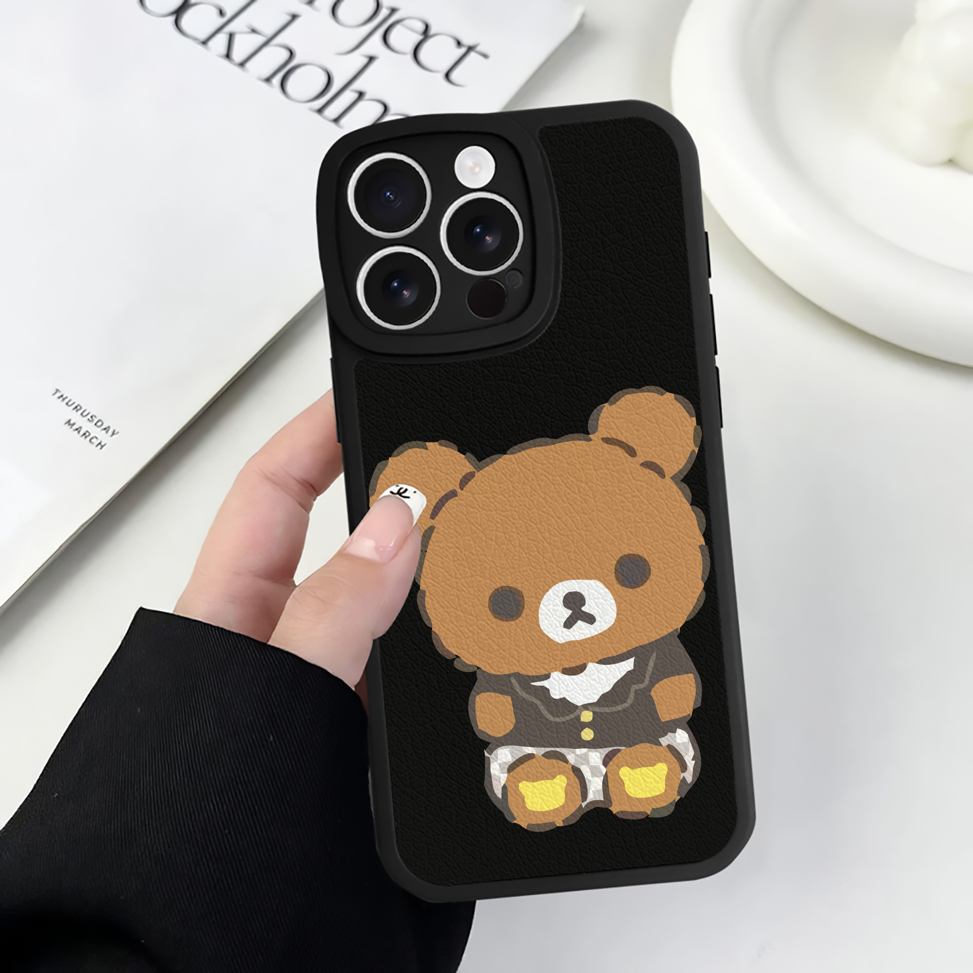 （画像用） リラックマ リラックマ キイロイトリ Rilakkuma Korilakkuma Kiiroitori 【iPhone 16シリーズ対応】シリコンスマホケース（レザー調） 材質：シリコン